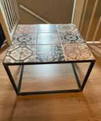 Leuke bijzettafel met blad van tegeltjes, Minder dan 55 cm, Vierkant, Zo goed als nieuw, Ophalen