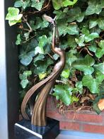 bronzen sculptuur abstracte vrouw die duif los laat, Ophalen of Verzenden