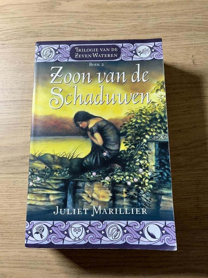 Trilogie van de Zeven Wateren Boek 2 Zoon vd Schaduwen, Boeken, Fantasy, Zo goed als nieuw, Ophalen of Verzenden