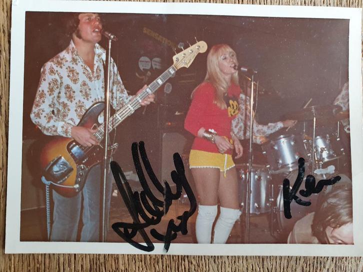 Sally Carr Middle of the Road + origineel gesigneerd 1972, Verzamelen, Muziek, Artiesten en Beroemdheden, Zo goed als nieuw, Foto of Kaart