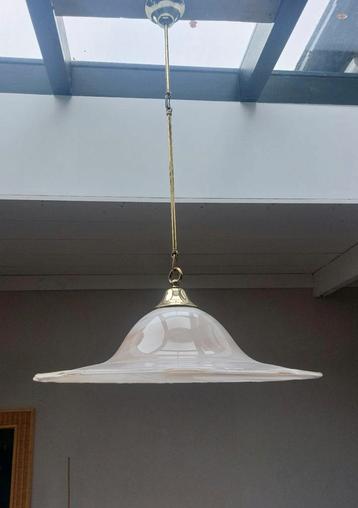 Vintage jaren ’70 hanglamp – roze glas, messing ophanging
 beschikbaar voor biedingen