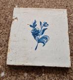 Antieke 17e eeuwse tegel met bloemmotief, Ophalen of Verzenden