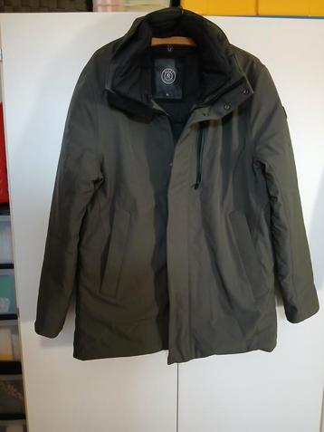 Mooie herenjas van het merk Reset. De jas is groen van kleur beschikbaar voor biedingen