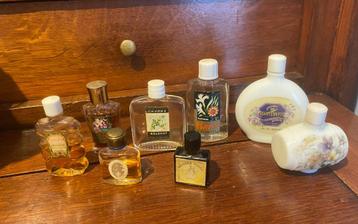 7 Vintage parfumflesjes, deels gevuld ‘Nous Deux’ beschikbaar voor biedingen