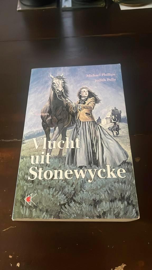 Vlucht uit Stonewycke - Michael Phillips & Judith Pella (c), Boeken, Historische romans, Gelezen, Ophalen of Verzenden