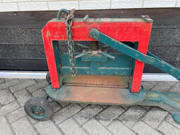 Tegelsnijder beschikbaar voor biedingen