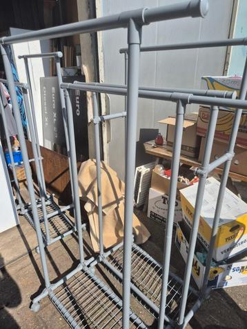 Kledingrekken met wielen beschikbaar voor biedingen