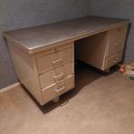 Vintage ijzeren bureau, Huis en Inrichting, Bureaus, Ophalen of Verzenden, Gebruikt