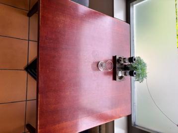 Restaurant tafel beschikbaar voor biedingen