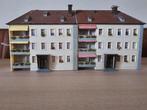2x flatgebouw modelbouw treinbaan HO, Hobby en Vrije tijd, Modeltreinen | N-Spoor, Overige merken, Gebruikt, Gelijkstroom, Brug, Tunnel of Gebouw