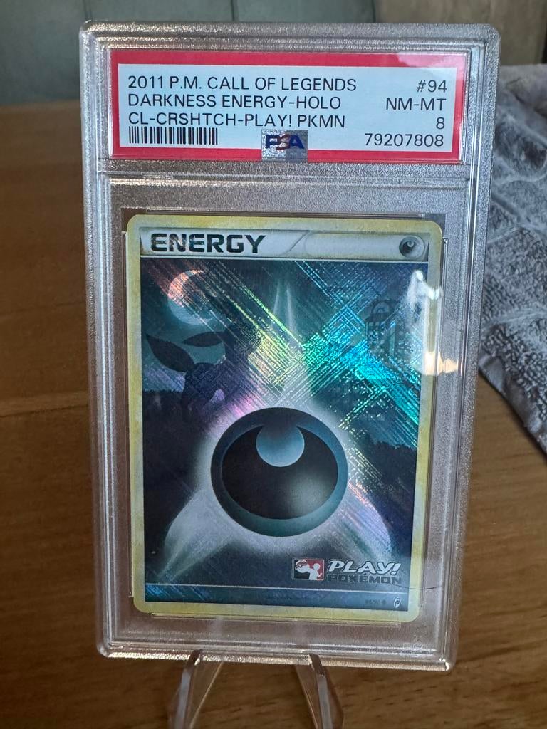 Darkness Energy Holo - Call of Legends PSA 8, Ophalen of Verzenden, Zo goed als nieuw, Losse kaart, Foil