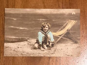Art Nouveau - Jongen aan zee met strandstoel. 1917. beschikbaar voor biedingen