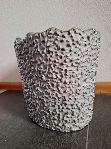 Grote Bloempot Grijs/Zilver. DESPOTS DES POTS. beschikbaar voor biedingen
