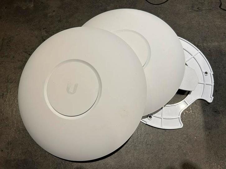 2 x Unifi AC Pro Access Points, Computers en Software, Accesspoints, Gebruikt, Ophalen of Verzenden