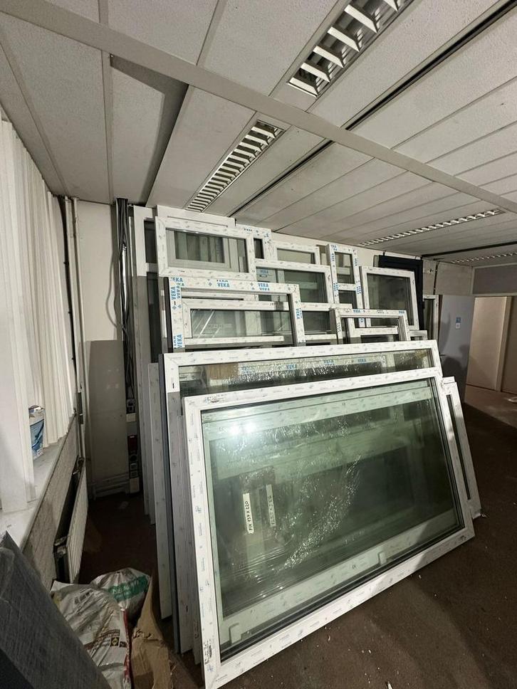 Partij Kunststof Kozijnen ~ 35 Stuks, Doe-het-zelf en Verbouw, Kozijnen en Schuifpuien, Zo goed als nieuw, Raamkozijn, Kunststof