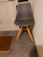 Grijze design stoel met houten poten, Huis en Inrichting, Zo goed als nieuw, Ophalen, Hout, Eén