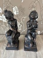 2 mooie beelden jongen en meisje bruin / brons A.Giacometti, Ophalen of Verzenden