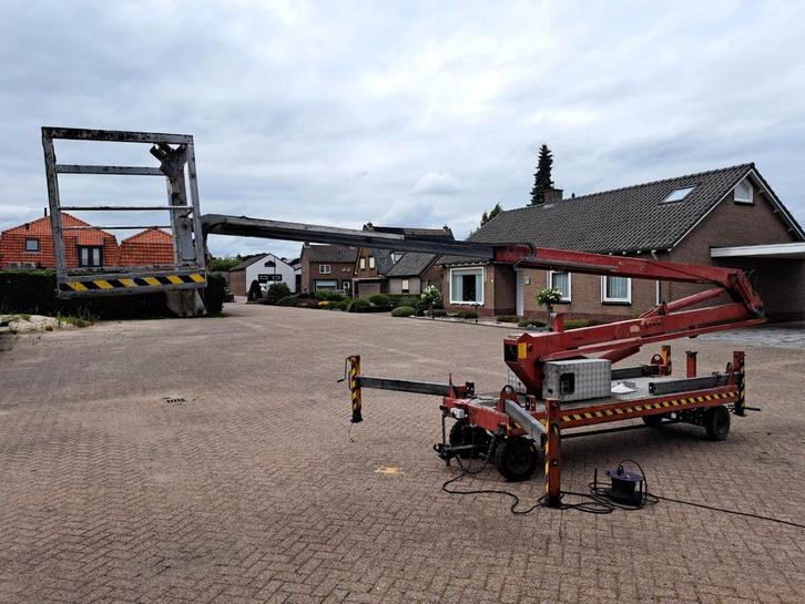 Telescoop hoogwerker Moog 12m roterend werkt op 220v, Zakelijke goederen, Machines en Bouw | Liften, Steigers en Ladders, Ophalen