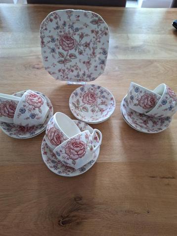Johnson Bros Rose Chintz servies beschikbaar voor biedingen