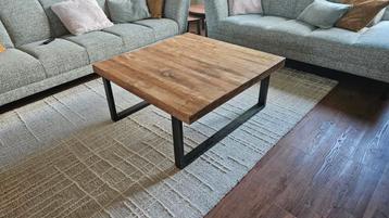 Fraaie teakhouten salontafel 1x1 meter en 46cm hoog beschikbaar voor biedingen