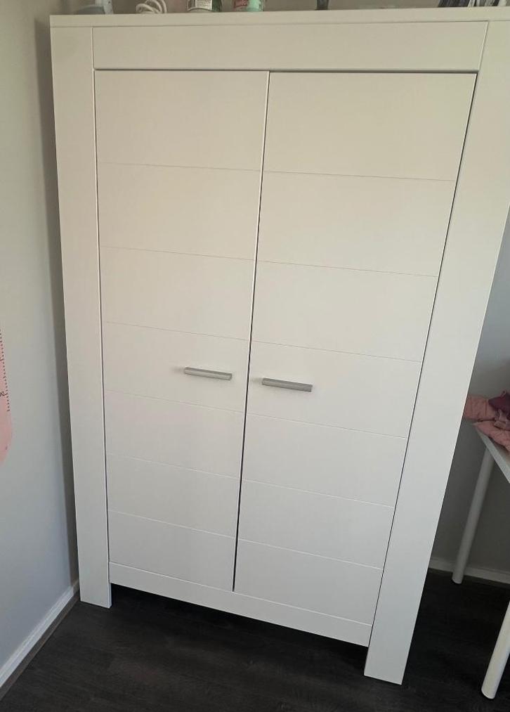 Klerenkast en commode (met plankje)! > moet zsm weg!, Kinderen en Baby's, Kinderkamer | Commodes en Kasten, Gebruikt, Kast, 105 cm of meer