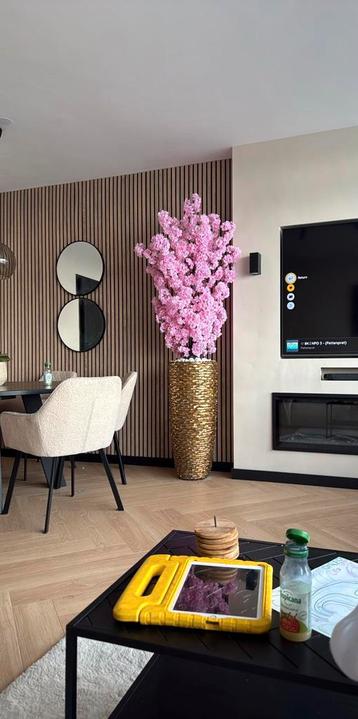 Mooi schelpvazen met bloesemboom beschikbaar voor biedingen