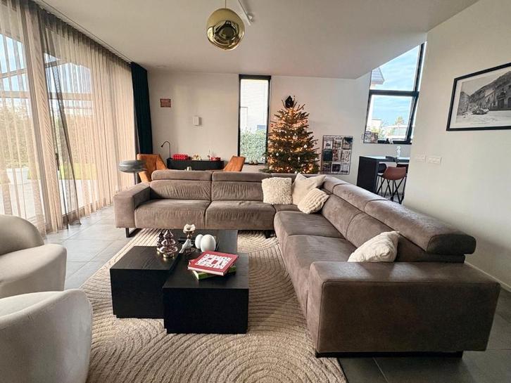 Grote hoekbank in grijs incl hocker te koop, Huis en Inrichting, Banken | Bankstellen, Gebruikt, Hoekbank, Vierpersoons of meer