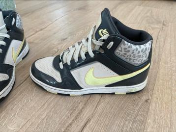 Hoge nike sneakers maat 40 beschikbaar voor biedingen