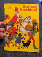 Daar komt Sinterklaas boek met Zwarte Pieten, Diversen, Sinterklaas, Ophalen of Verzenden, Zo goed als nieuw