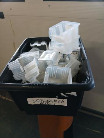 30 Kunststof Bakjes 10x10x6cm met Ophanglip beschikbaar voor biedingen