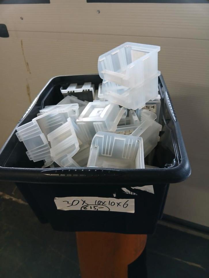 30 Kunststof Bakjes 10x10x6cm met Ophanglip, Hobby en Vrije tijd, Modelbouw | Overige, Ophalen of Verzenden