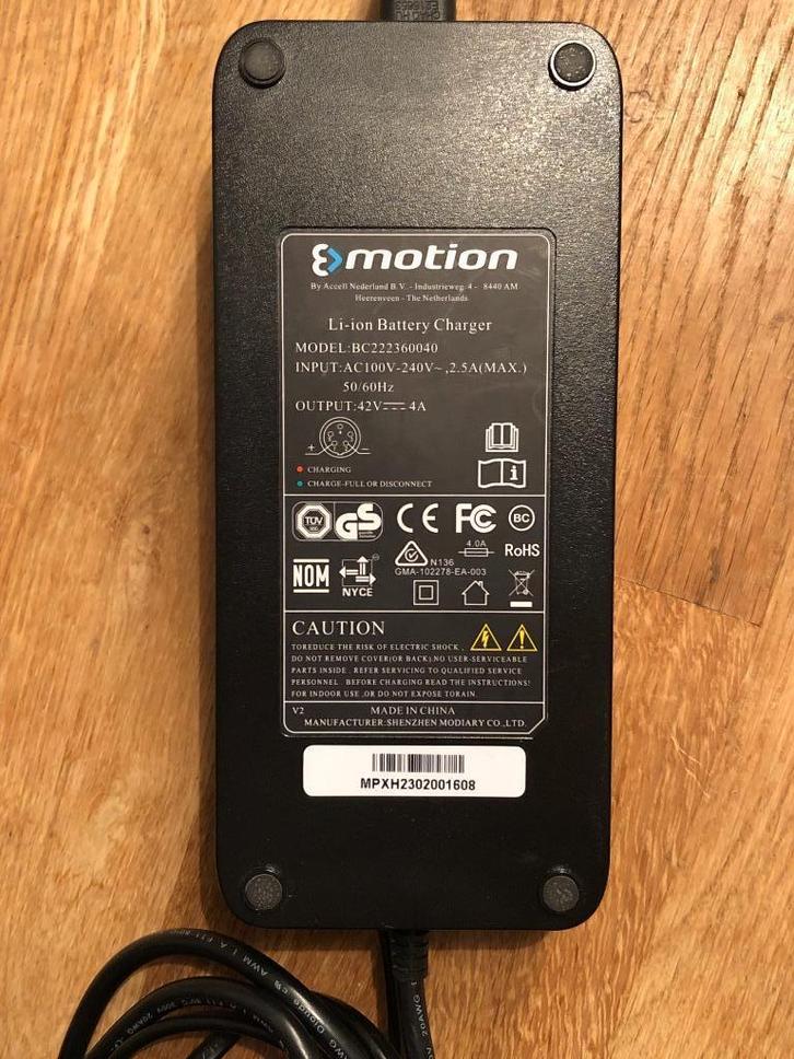 E-motion 4A snellader 5-pin voor oa Sparta c2-c5, Fietsen en Brommers, Fietsaccessoires | Fietsaccu's, Zo goed als nieuw, Ophalen of Verzenden