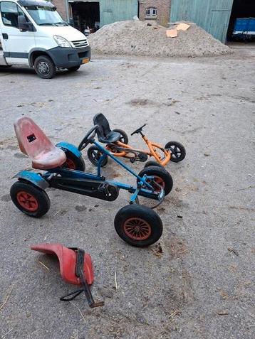 Berg skelters 2 stuks en een stoeltje beschikbaar voor biedingen