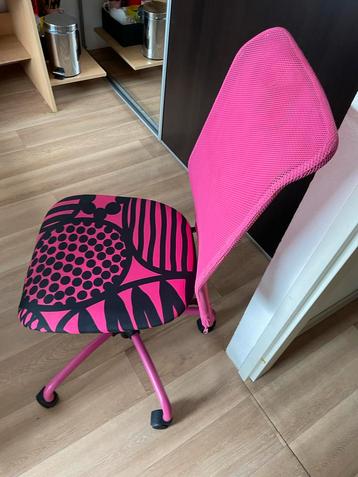 Roze Bureaustoel Verstelbaar zo goed als nieuw met wieltjes beschikbaar voor biedingen