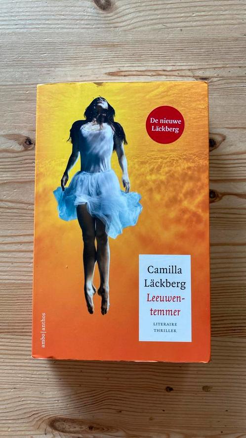 Camilla Läckberg - Leeuwentemmer, Boeken, Thrillers, Zo goed als nieuw, Nederland, Ophalen of Verzenden
