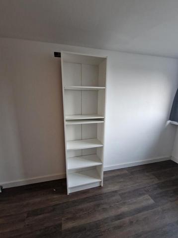 Witte kast met planken