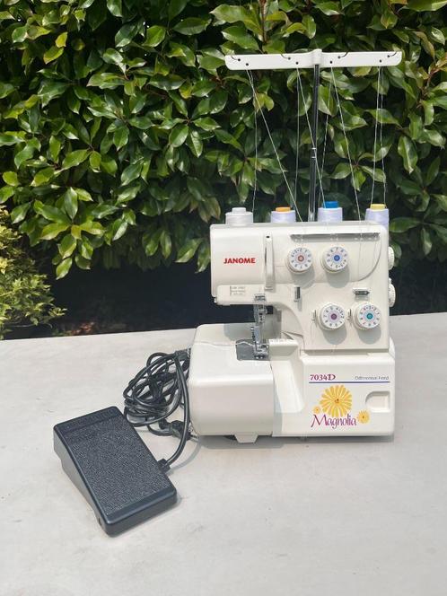 Janome Magnolia 7034D Lockmachine, Hobby en Vrije tijd, Naaimachines en Toebehoren, Gebruikt, Lockmachine, Janome, Ophalen