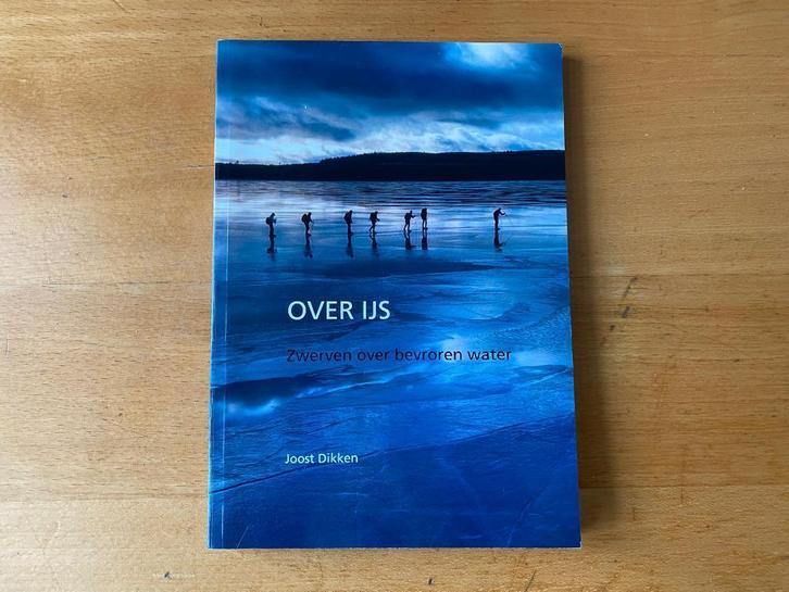 Joost Dikken - Over ijs (in nieuwstaat), Boeken, Sportboeken, Zo goed als nieuw, Balsport, Ophalen of Verzenden