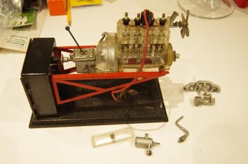 De glazen motor. Modelbouw beschikbaar voor biedingen