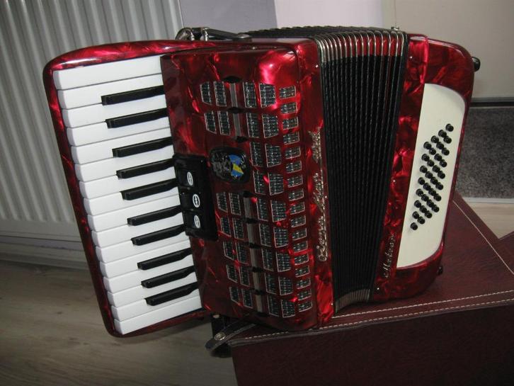 ROYAL STANDARD accordeon rood, 32 bas in zeer goede staat, Muziek en Instrumenten, Accordeons, Zo goed als nieuw, Toetsaccordeon
