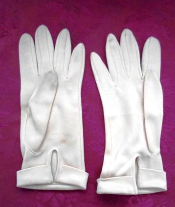 Crèmekleurige handschoentjes. Jaren '50 / '60. Silk look beschikbaar voor biedingen
