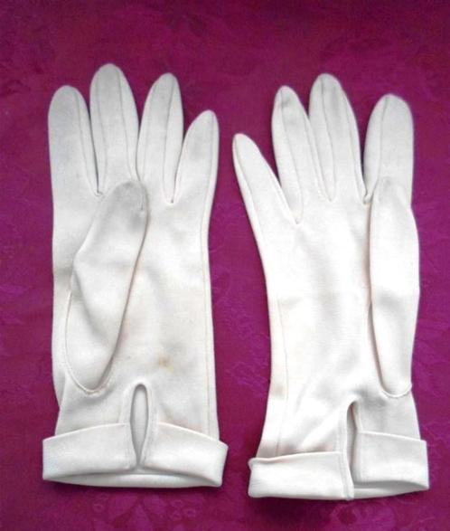 Crèmekleurige handschoentjes. Jaren '50 / '60. Silk look, Antiek en Kunst, Antiek | Kleding en Accessoires, Ophalen of Verzenden
