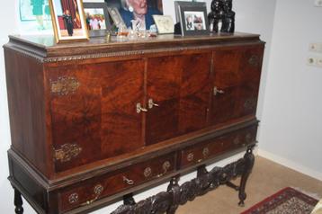 Antiek dressoir beschikbaar voor biedingen