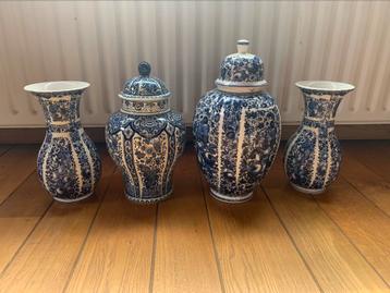 Vier antieke vazen in Delfts blauw met diverse bloemen beschikbaar voor biedingen