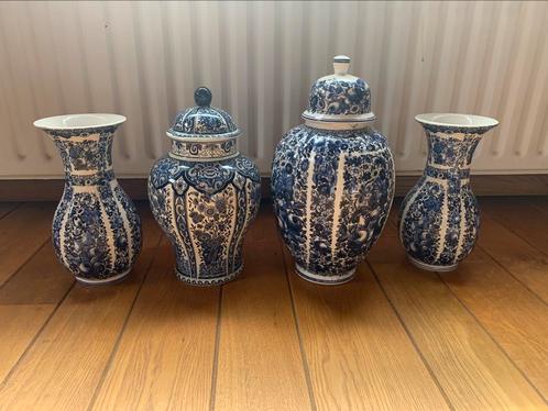 Vier antieke vazen in Delfts blauw met diverse bloemen, Antiek en Kunst, Antiek | Vazen, Ophalen