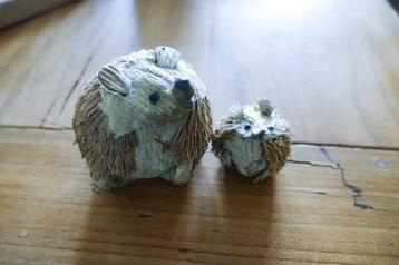 nieuw - deco materiaal - 2 egeltjes van natuur materialen beschikbaar voor biedingen