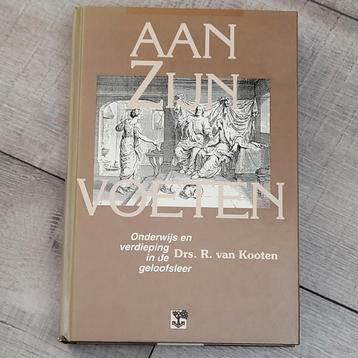 R. van Kooten - Aan Zijn voeten beschikbaar voor biedingen