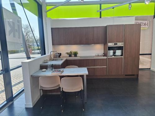HS057 – Rialto decor noten Showroom Keukens, Huis en Inrichting, Keuken | Complete keukens, Nieuw, Dubbelwandige keuken, Bruin