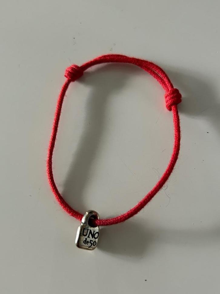 Leuk armbandje UNO de 50, rood touw/ veter met bedel., Sieraden, Tassen en Uiterlijk, Armbanden, Nieuw, Zilver, Rood, Verzenden