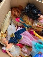 Doos met oude / vintage barbie poppen en kleertjes, Verzamelen, Poppen, Gebruikt, Ophalen of Verzenden, Kleertjes